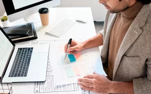 Homem analisando métricas em frente ao computador