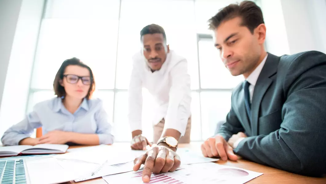 Pessoas analisando as vendas de uma empresa