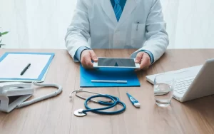 Médico em sua mesa