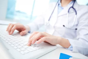 Médico no computador