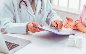 Médico atendendo uma mulher