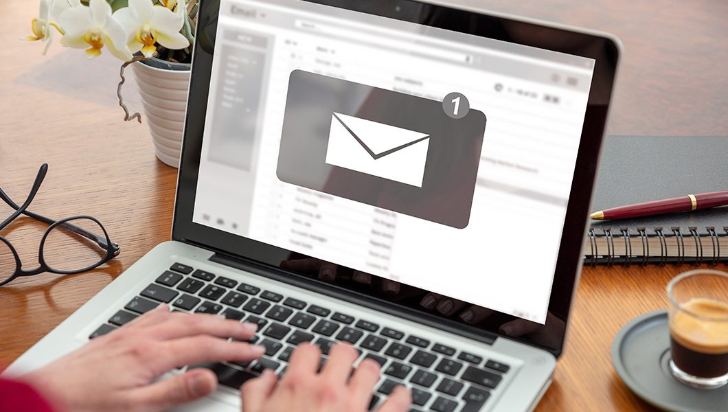 Caixa de entrada sendo visualizada em notebook, mostrando uma mensagem não lida mas que não caiu na caixa de spam pois foram utilizadas técnicas adequadas de e-mail marketing