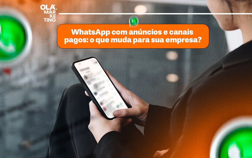 Imagem de uma pessoa mexendo em seu WhatsApp e vendo a novidade de introdução de anúncios na plataforma.