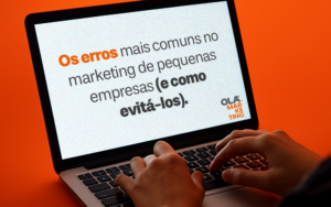 Imagem de um computador mostrando que existem alguns erros bem comuns no marketing de pequenas empresas e possui solução para evitá-los.