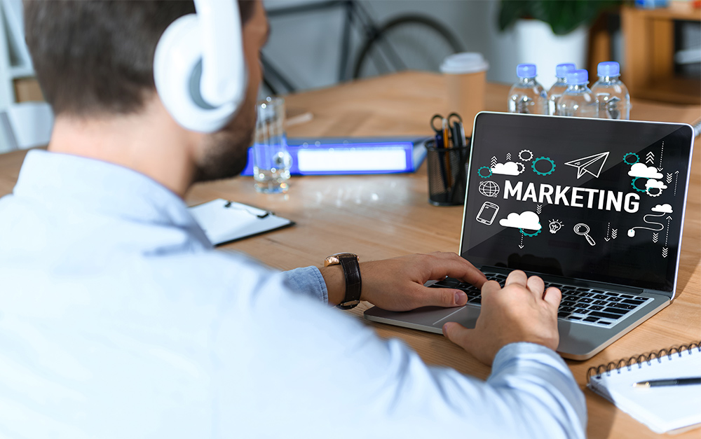 Imagem de um empresário utilizando o marketing em sua estratégia de comunicação para alavancar também seu faturamento.